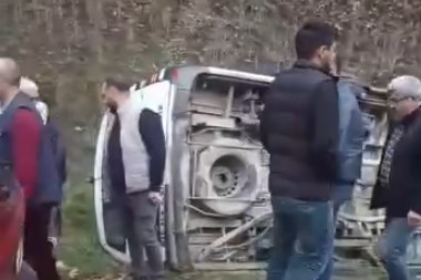 Bursa'da yolcu minibüsü devrildi: 8 kişi yaralandı