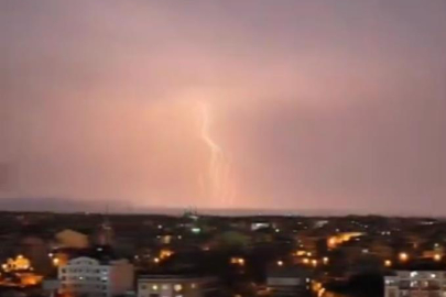 Bursa'da şimşekler geceyi gündüze çevirdi