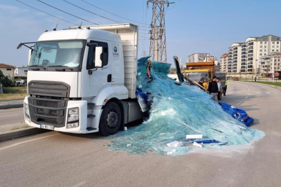 Bursa'da tonlarca ağırlıktaki cam yola saçıldı