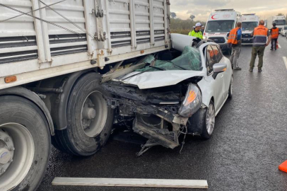 Bursa'da bir otomobil tırın altına girdi: 4 yaralı