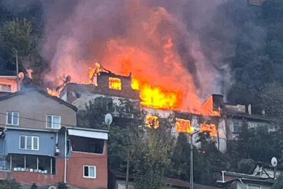 Bursa'da 2 katlı bina alevlere teslim oldu