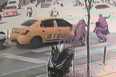 Bursa'da yaya geçidinde anne ve bebeğe otomobil çarptı