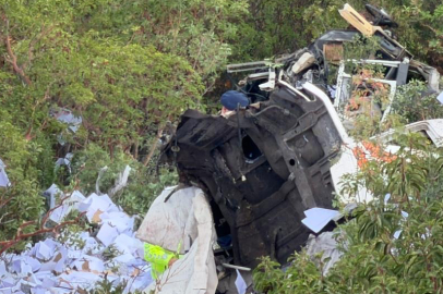 İznik-Yenişehir yolunda tır uçurumdan yuvarlandı: 2 ölü