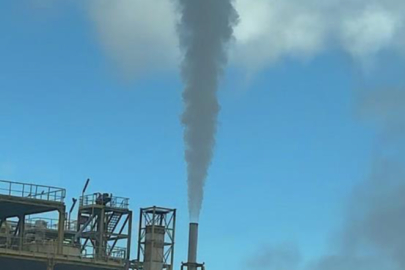 Cargill fabrikasından çıkan dumanlar gökyüzünü griye boyadı