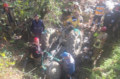 Bursa'da traktörde sıkışan yaşlı adam vinç yardımıyla kurtarıldı