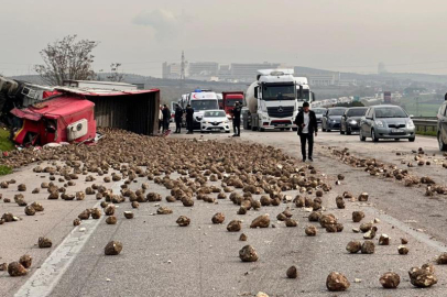 Bursa'da şeker pancarı yüklü tır 2 araca çarpıp devrildi: 1'i ağır 5 yaralı