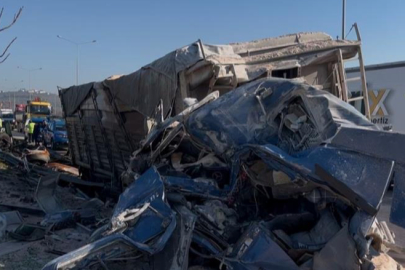 Bursa'da bariyerlere saplanan kamyonun sürücüsü yaralandı