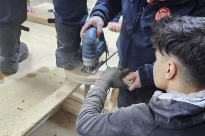 Bursa'da elini çivi tabancasıyla ahşaba çakan i işçi yaralandı