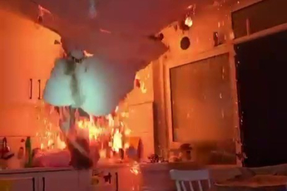 Bursa'da bir evde meydana gelen yangında tavan çöktü, itfaiye ekipleri son anda kurtuldu