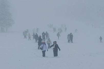 Uludağ'a yoğun kar yağdı, pistler doldu taştı