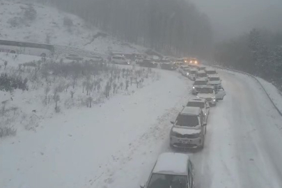 Uludağ'da trafik çilesi, kilometrelerce kuyruk oluştu