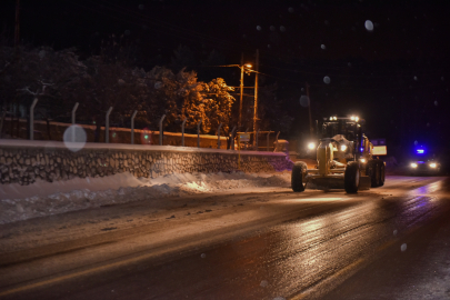 Kar yüzünden kapanan 145 mahallenin yolu büyükşehir ekipleri tarafından açıldı
