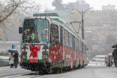 Bursa'da yeni yıl coşkusu nostaljik tramvayla yaşanıyor