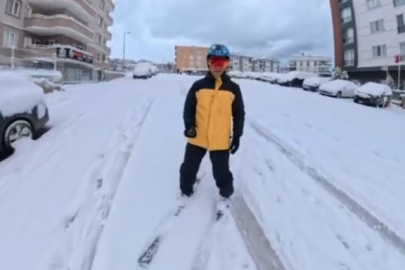 Bursa'da bir kişi işe kayakla gitti