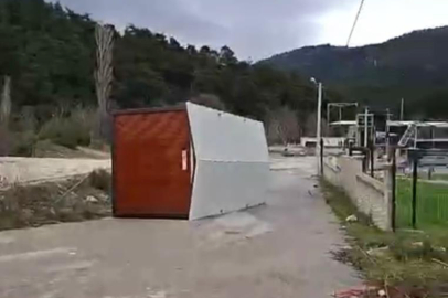 Bursa'da çatı ve prefabrik evler uçtu, ağaçlar kırıldı