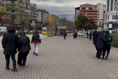 Bursa'da fırtına uçurdu...Yolda yürümekte güçlük çektiler