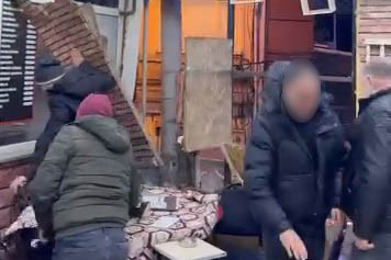 Bursa'da bir kahvehanenin duvarları parçalansa da oyunlarına devam ettiler