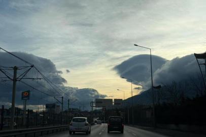 Bursa'da gökyüzünde oluşan bulutlardan görsel şölen