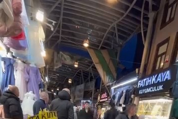 Tarihi Kapalı Çarşı'da çatılar uçtu