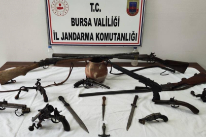 Bursa'da tarihi eser operasyonu: Çok sayıda silah ve obje ele geçirildi