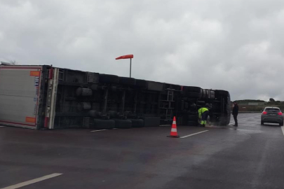 Bursa'da fırtına otobanda tırı devirdi