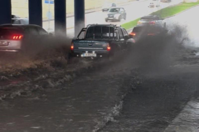 Bursa'da sağanak yağış caddeleri göle çevirdi