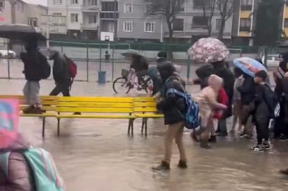 Bursa'da sel ve fırtınada mahsur kalan öğrenciler için banklardan köprü