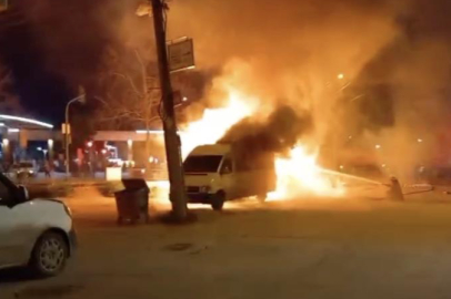 Bursa korkutan yangın: Baraka ve minibüs alev topuna döndü