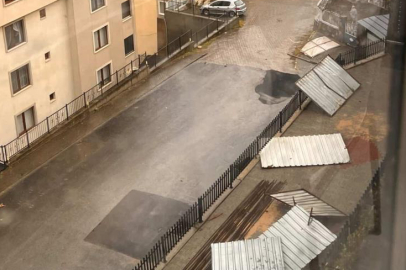 Gemlik'te şiddetli lodos sebebiyle çatılar bir bir uçtu