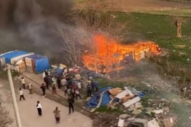 Karacabey'de ağıl alev alev yandı