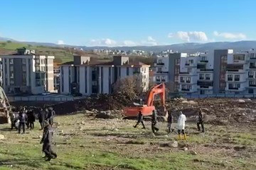 Bursa'da inşaat sahasında kontrolsüz yapılan patlama sonucu araçlar ve binalar hasar aldı