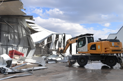 Osmangazi’de tarım arazilerindeki kaçak depolar yıkılıyor