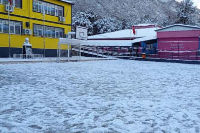 Bursa'da kar yağdı veliler çocuklarını okula göndermedi