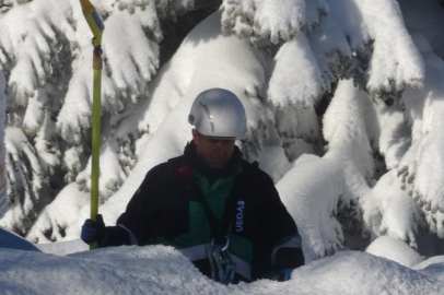 Uludağ'da beline kadar kara gömülen ekiplerin zorlu mesaisi