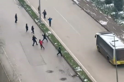Bursa'da kar topu gerginliği: Otobüs şoförü çocukları sopayla kovaladı