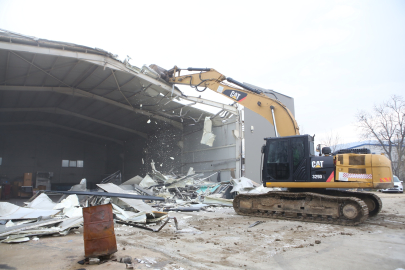 Nilüfer’de iki kaçak iş yeri yıkıldı