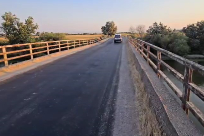 Bursa'da hasar gören ve beşik gibi sallanan köprü yıkılıyor