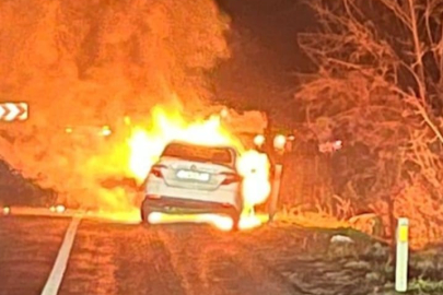 Bursa'da seyir halindeki otomobil alev alev yandı