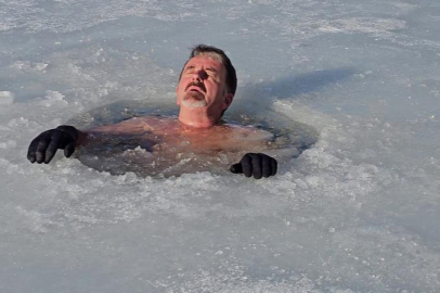 Bursa'da üzerinde çökertme oynadığı, buzu kesip suya girdi