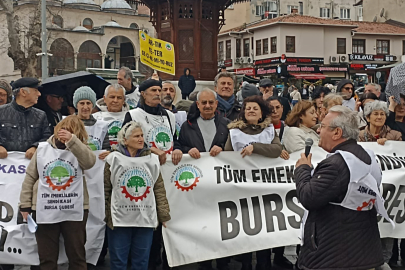Bursa'da emekliler sokakta: "İnsanca bir yaşam istiyoruz"
