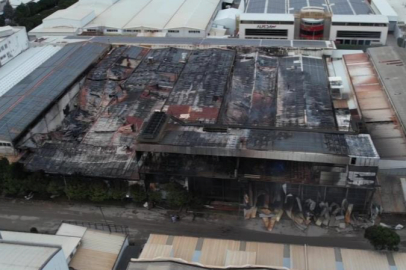 Bursa'da gece alevlere teslim olan fabrika sabahın ilk ışıklarıyla havadan görüntülendi
