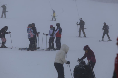 Uludağ'da sömestr tatilinin son günlerinde sis ve soğuğa rağmen yoğunluk sürüyor