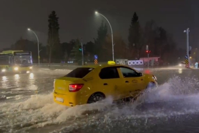 Bursa'da sağanak sonrası rögarlar taştı, cadde göle döndü