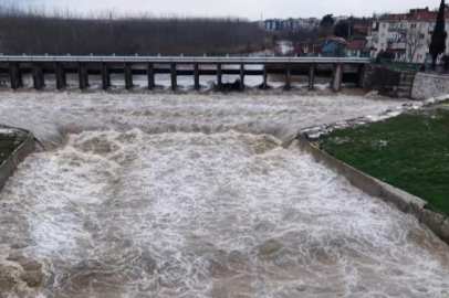 Kar ve yağmurların ardından, Mustafakemalpaşa Çayı coştu