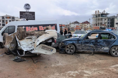 Bursa'da 14 yaşındaki ehliyetsiz sürücü park halindeki araçlara çarptı: 4 gencin durumu kritik