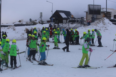 "1000 Çocuk Kayak" projesiyle yüzlerce öğrenci karla buluştu