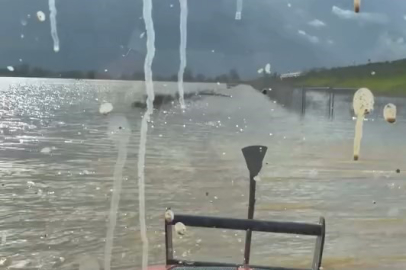 Bursa'da sağanak yağış tarımı vurdu