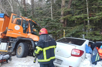 Uludağ yolunda kar küreme aracı otomobille çarpıştı: 2 yaralı