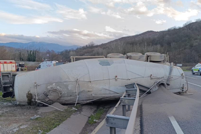 Bursa'da kontrolden çıkan beton tankeri devrildi : Sürücü ağır yaralı