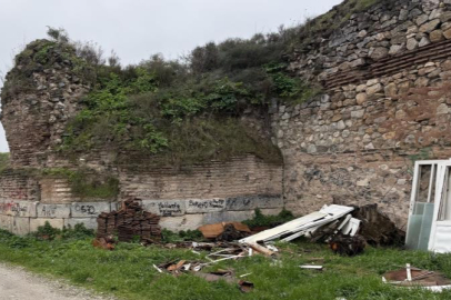 İznik'te 2 bin yıllık surlara sprey boya ile yazı yazdılar